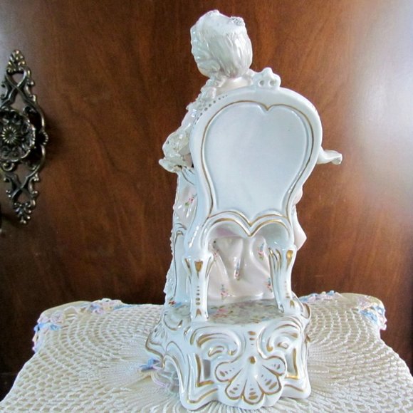 PLAUE PORCELAIN FIGURINE, SEATED LADY, GEORGIAN STYLE GOWN & CHAIR, GERMANY - Picture 13 of 16